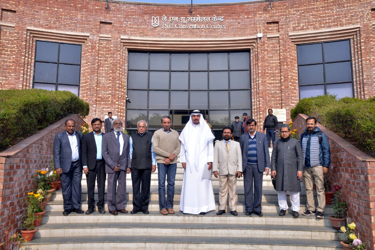 سفير الكويت لدى الهند جاسم الناجم مع عدد من المسؤولين واعضاء هيئة التدريس بالجامعة